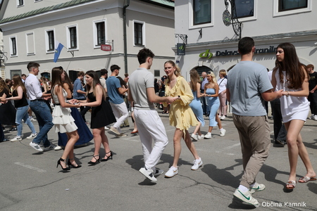 Četvorka maturantov oživila kamniški Glavni trg (29)